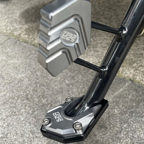Soporte de estacionamiento para moto y patinetes — Estable y práctico