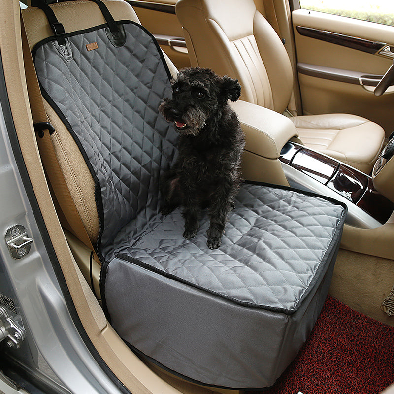 犬用の高いカーシート — 旅行中の快適さと安全性 